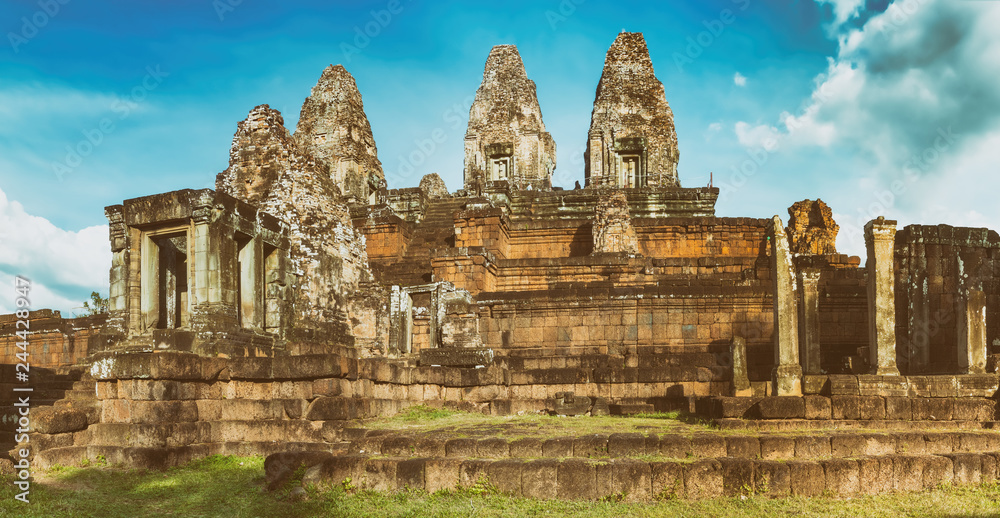 Naklejka premium Pre Rup temple at sunset. Siem Reap. Cambodia. Panorama