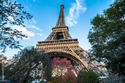Zobacz na wieży Eiffla od dołu wieczorem, Paryż