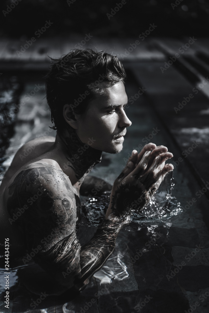 Ταπετσαρία young handsome man in tattoos resting in the outdoor pool