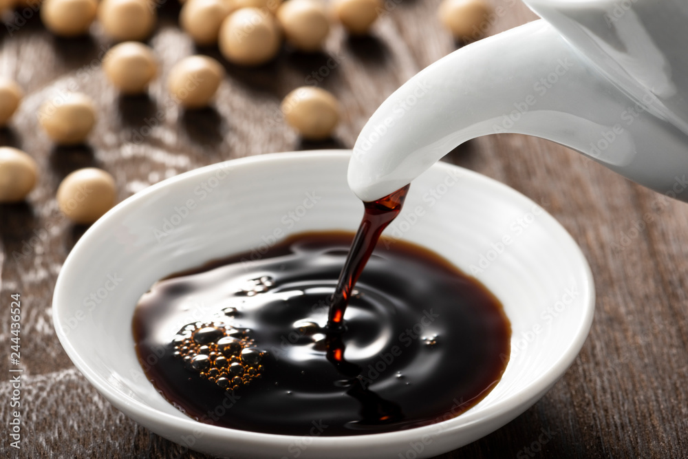 醤油を小皿に注ぎ入れる 醤油を小皿に注ぎ入れる