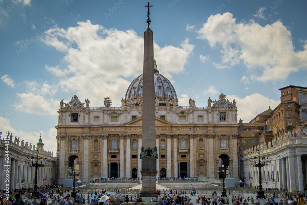 Fotografie St. Peter's basilica and obelisk