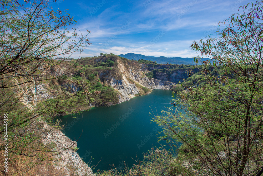 Background of reservoirs or lakes that are in tourist attractions, natural viewpoints (mountains, grass, trees, sky), natural view, intimate, surrounding atmosphere, refreshing and resting on the way