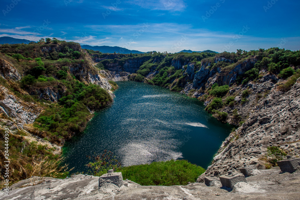 Background of reservoirs or lakes that are in tourist attractions, natural viewpoints (mountains, grass, trees, sky), natural view, intimate, surrounding atmosphere, refreshing and resting on the way