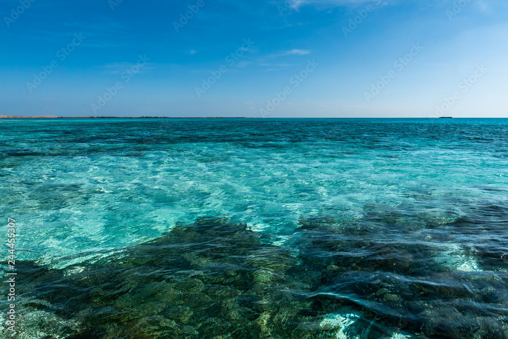 Ägypten Urlaub Korallenriff und blauer Himmel