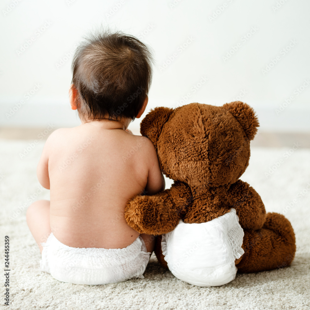 Back of a baby with a teddy bear - obrazy, fototapety, plakaty 