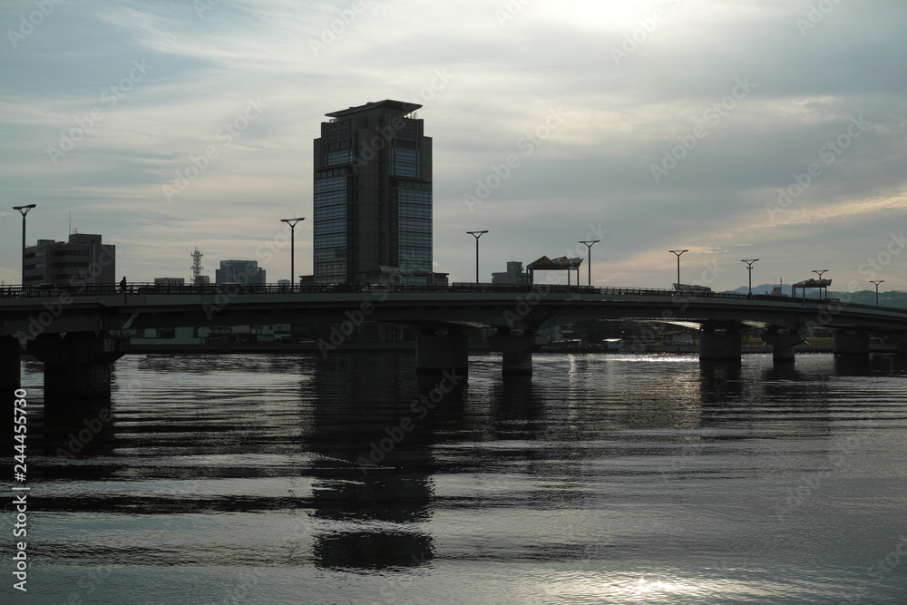 Naklejka premium 宍道湖と松江市街地