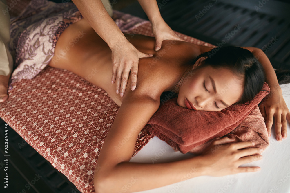 Obraz premium Thai Massage. Woman Having Relaxation Back Massage At Spa Salon