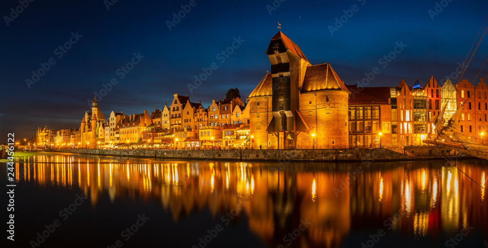 Obraz premium view of the beautiful buildings of the historical part of Gdansk.Niight photography