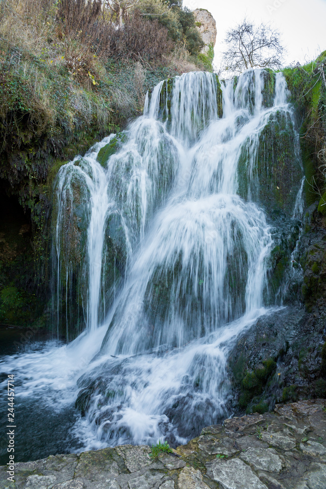 cascadas en el pueblo de Tobera, Burgos, España
