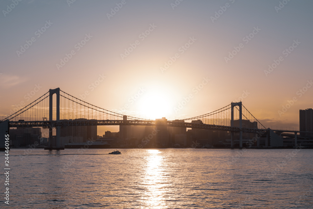 Naklejka premium (Krajobraz miejski Tokio) Wieczorny widok na Tęczowy Most 2