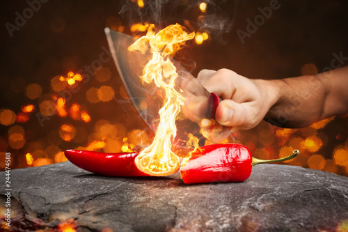 Brennende Chili-Schote zerteilt mit einem Messer