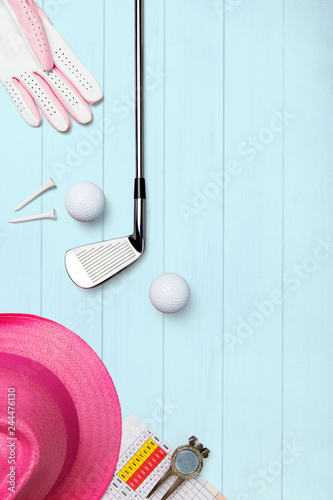Golfequipment für Damen auf Holzunterlage in blau von oben photo