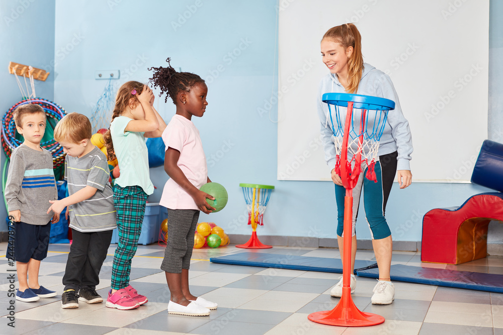 Fototapeta premium Gruppe Kinder beim Basketball Training