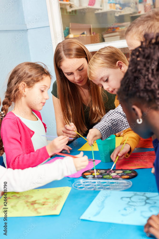 Fototapeta premium Kinder im Malkurs malen mit Wasserfarbe