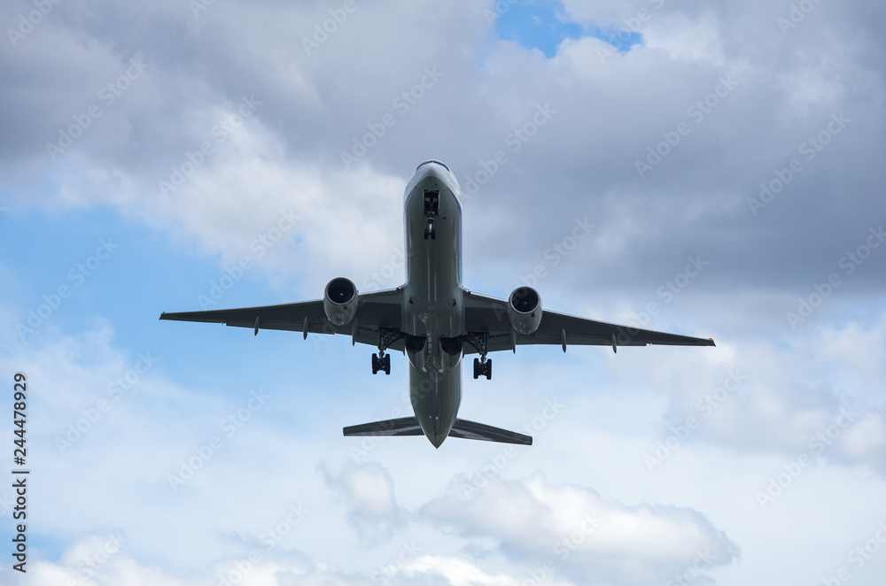 離陸上昇するジェット旅客機