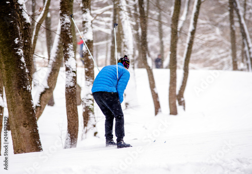  A man goes skiing in the winter Park 