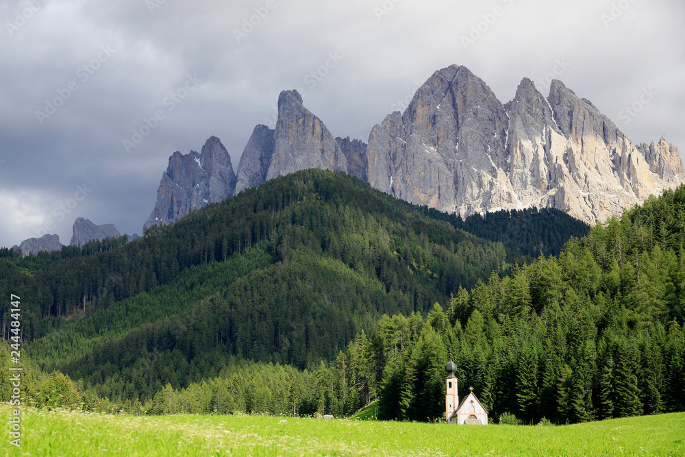 Geislerspitzen mit Kirche St. Magdalena im Villnösstal, Dolomiten, Südtirol, Italien, Europa