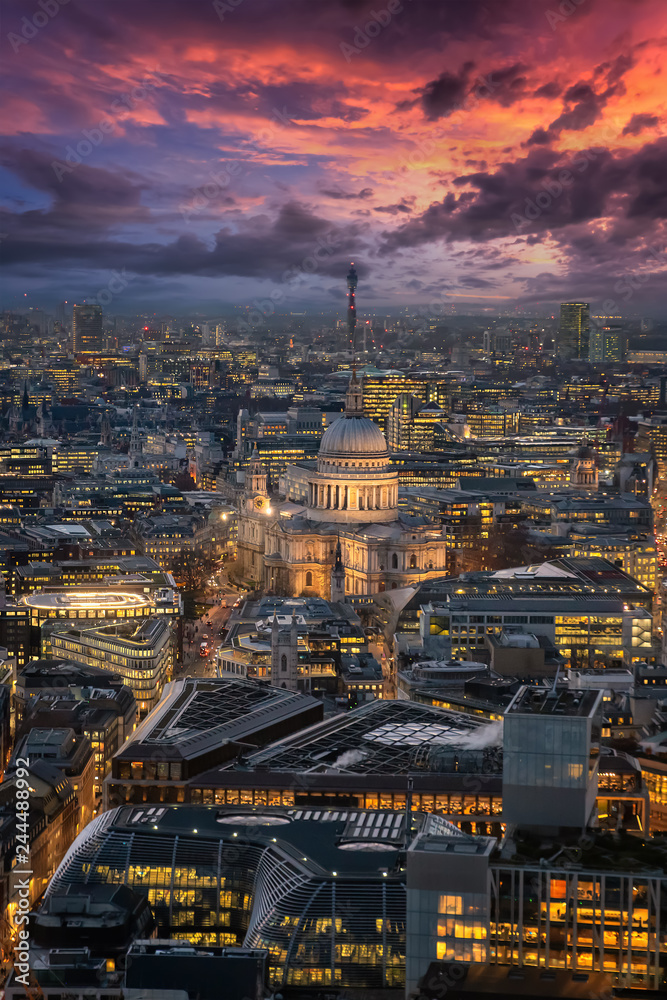 Naklejka premium Widok na jasno oświetloną panoramę Londynu w kierunku katedry św. Pawła po zachodzie słońca