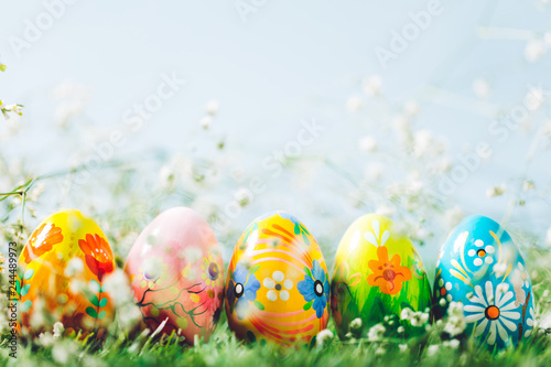 Obraz na płótnie Decorative eggs on green grass.
