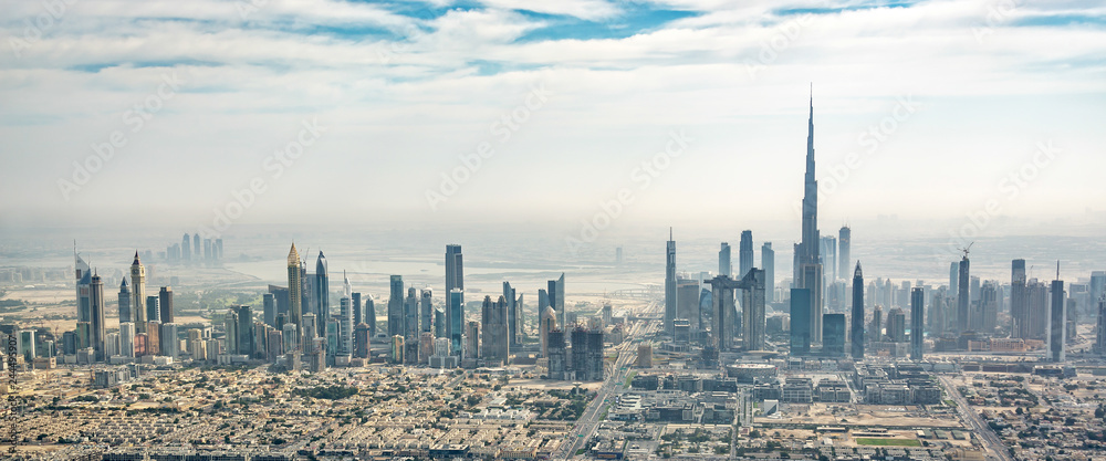 Fototapeta premium Panoramiczny widok z lotu ptaka na panoramę Dubaju, Zjednoczone Emiraty Arabskie
