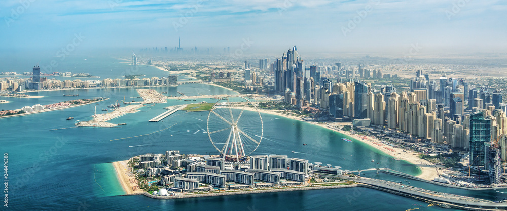 Fototapeta premium Panoramiczny widok z lotu ptaka na panoramę Dubai Marina z diabelskim młynem Dubai Eye, Zjednoczone Emiraty Arabskie