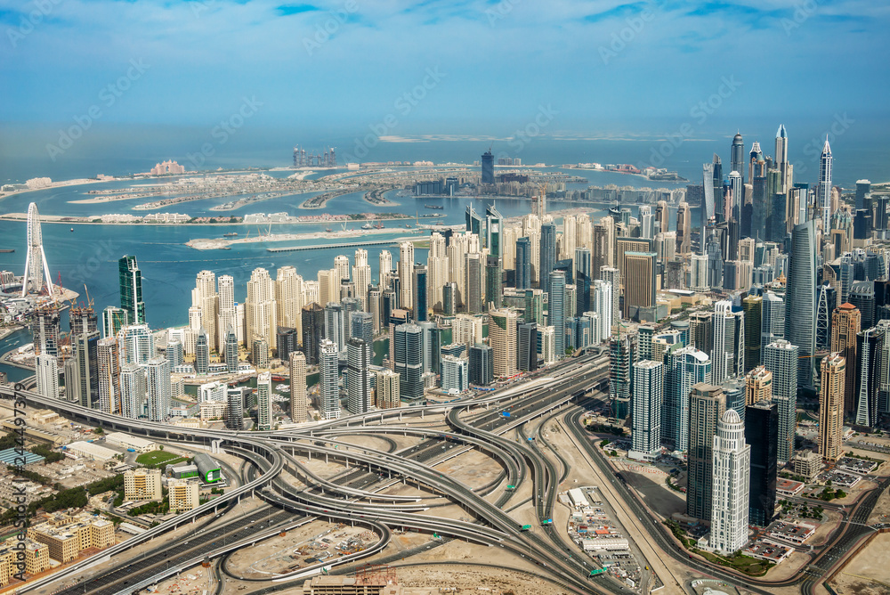 Fototapeta premium Widok z lotu ptaka na panoramę Dubai Marina, węzeł drogowy i Palm Jumeirah, Zjednoczone Emiraty Arabskie