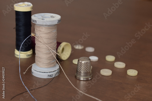 Hilos para coser de colores, botones, dedal para coser