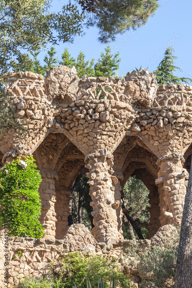 Obraz premium Barcelona. W Parku Guell. Kolumnada