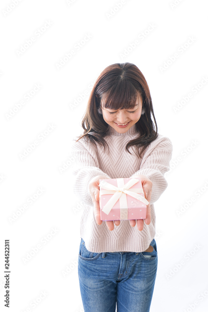 プレゼントを渡す女性