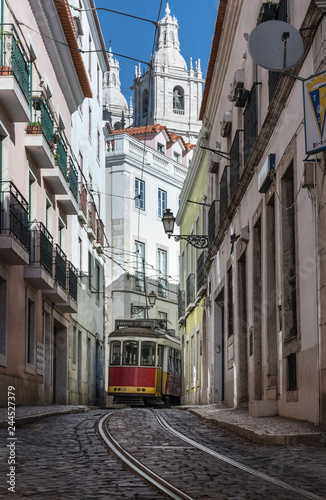 Lissabon enge Gasse Alfama Linie 28