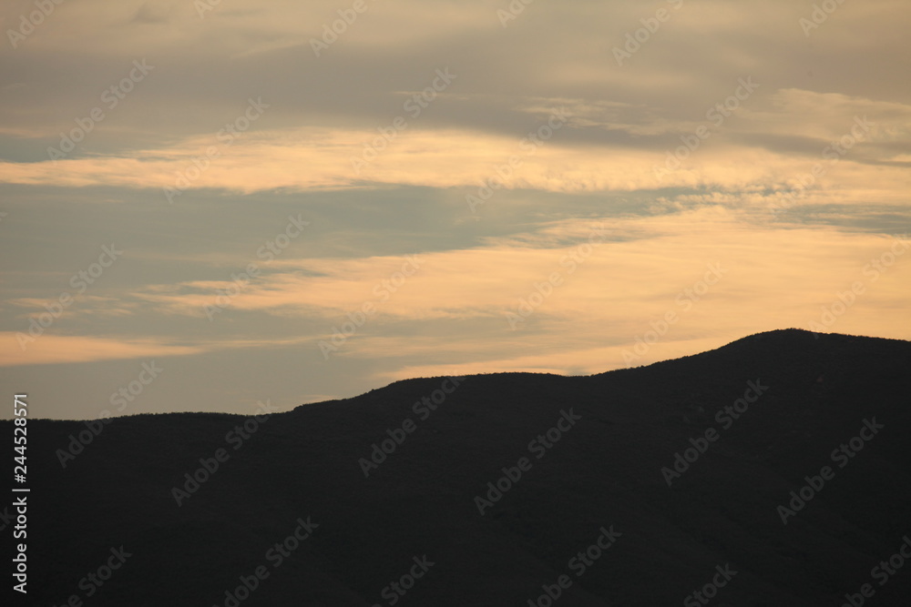 Tramonto arancione con silhouette di collina, Toscana,Italia