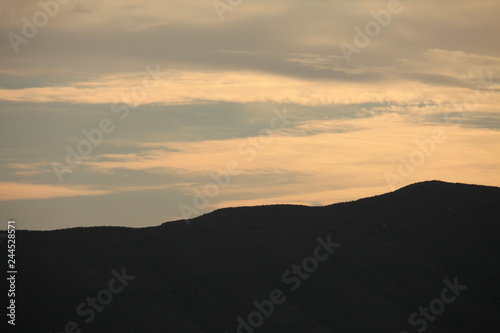 Tramonto arancione con silhouette di collina, Toscana,Italia