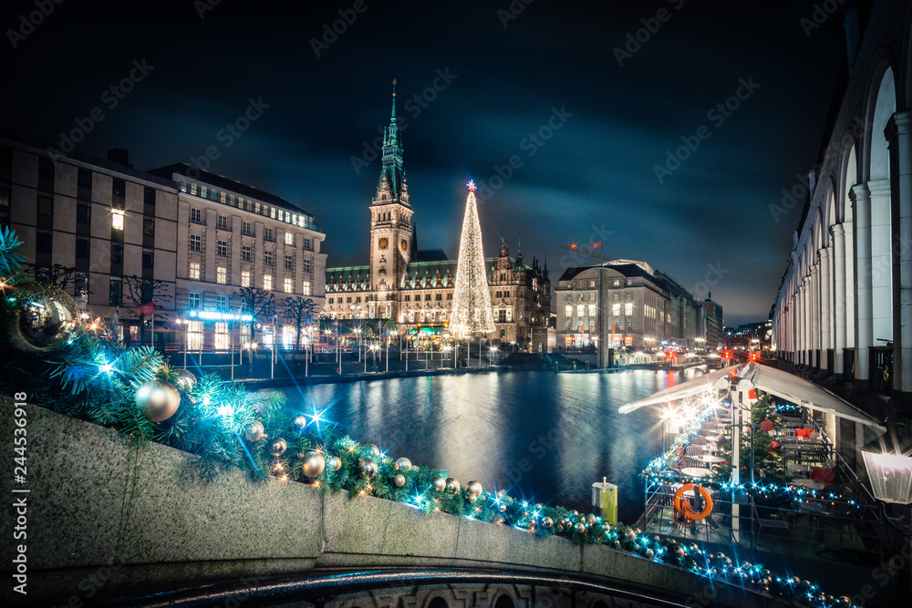 Naklejka premium Hamburg Rathaus Weihnachten Winter
