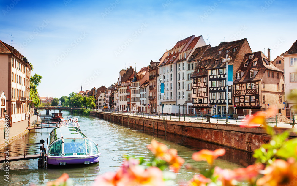 Cityscape of Strasbourg and Ill river in spring - obrazy, fototapety, plakaty 