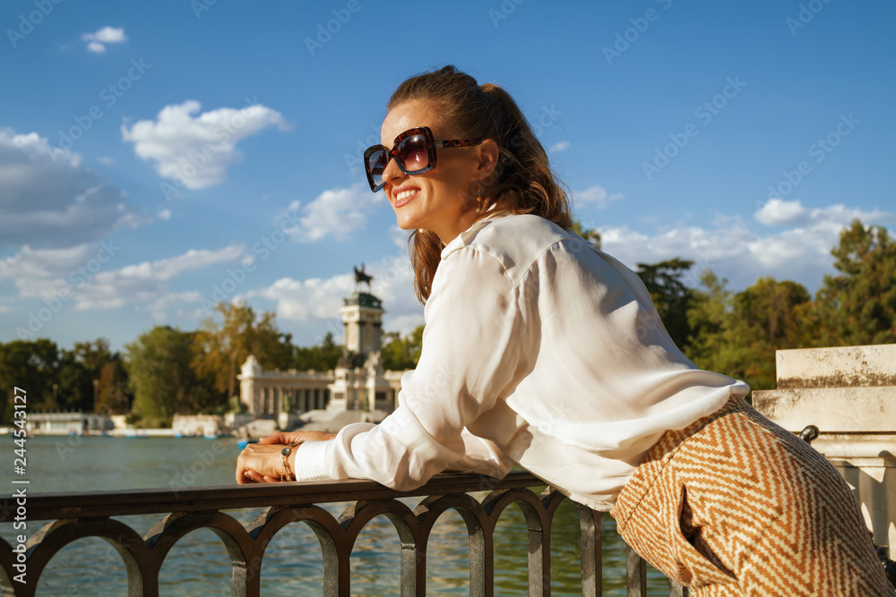 Fototapeta premium kobieta w parku El Retiro w Madrycie, Hiszpania, patrząc w dal