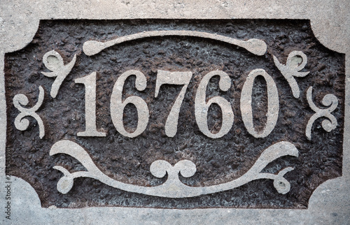 numéro de maison gravé dans la pierre pour adresse 16760