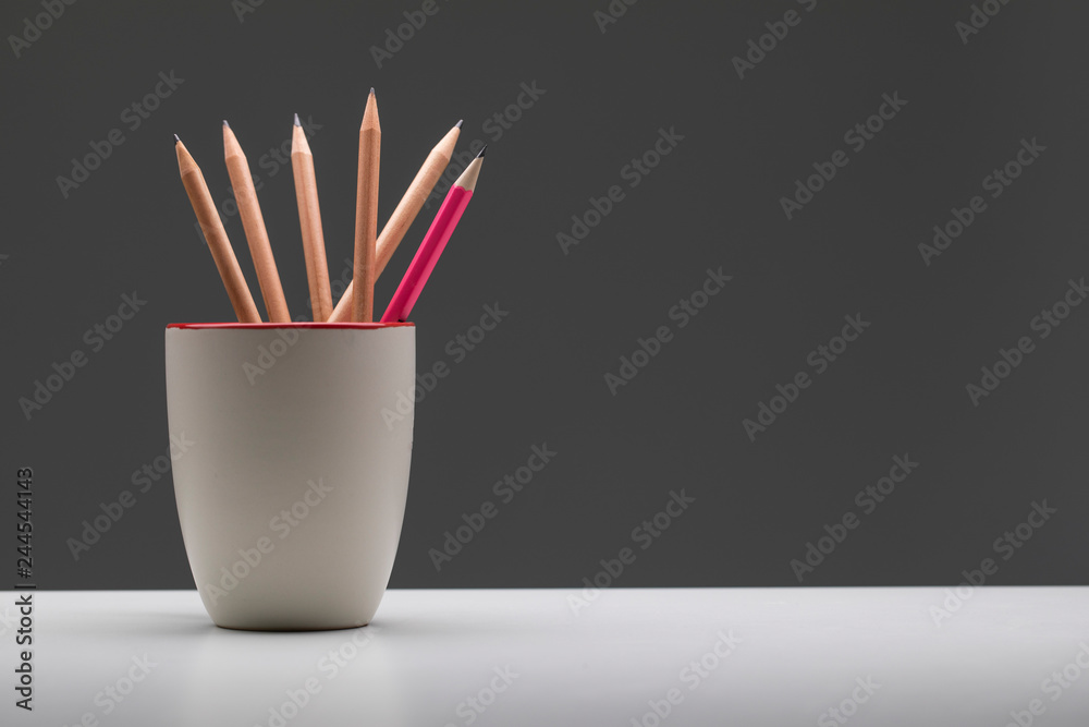 Pink pencil in cup standout from wooden pencil - obrazy, fototapety, plakaty 