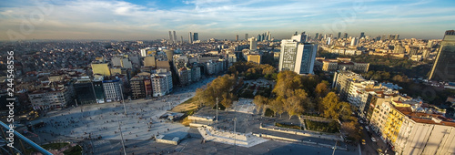 Canvas Print Taksim square , Istanbul, Turkey - May 21, 2014: Cars and people in the busy Tak