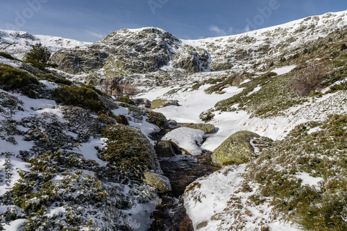 Way of ascent to the lagoons of Peñalara in the mountain range of Madrid covered by snow. © josevgluis