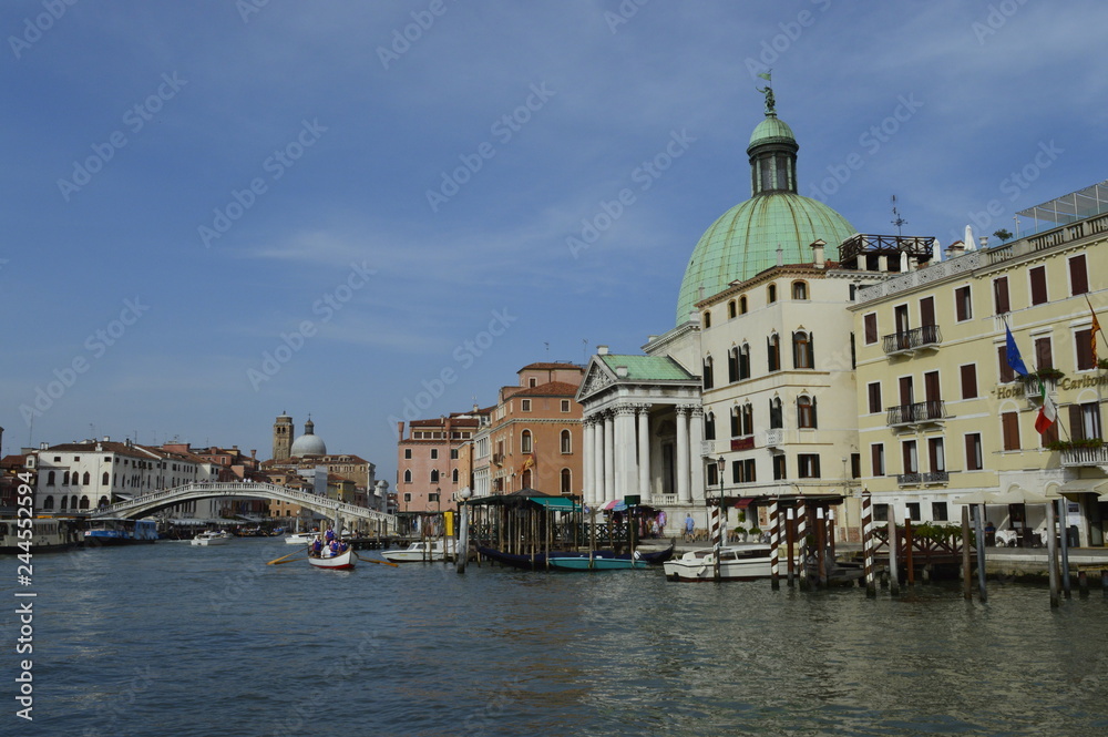 Canal de Veneza com Igreja de San Simeon Piccolo