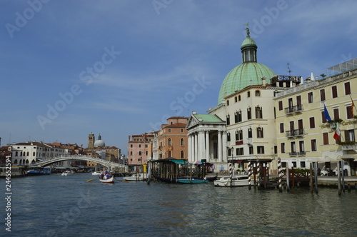 Canal de Veneza com Igreja de San Simeon Piccolo