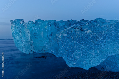 Eisberge am Strand von Jökulsárlón, Island