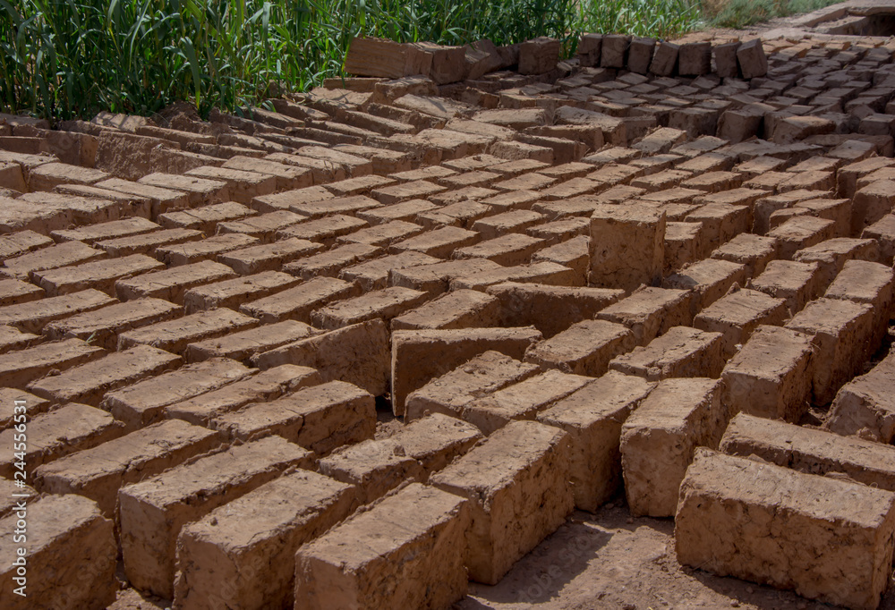 Adoquines o ladrillos, fabricados a mano al sol para secar en Marruecos Adoquines o ladrillos, fabricados a mano al sol para secar en Marruecos