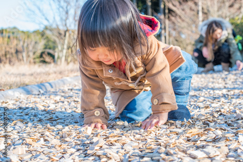 落とし物を探す子供