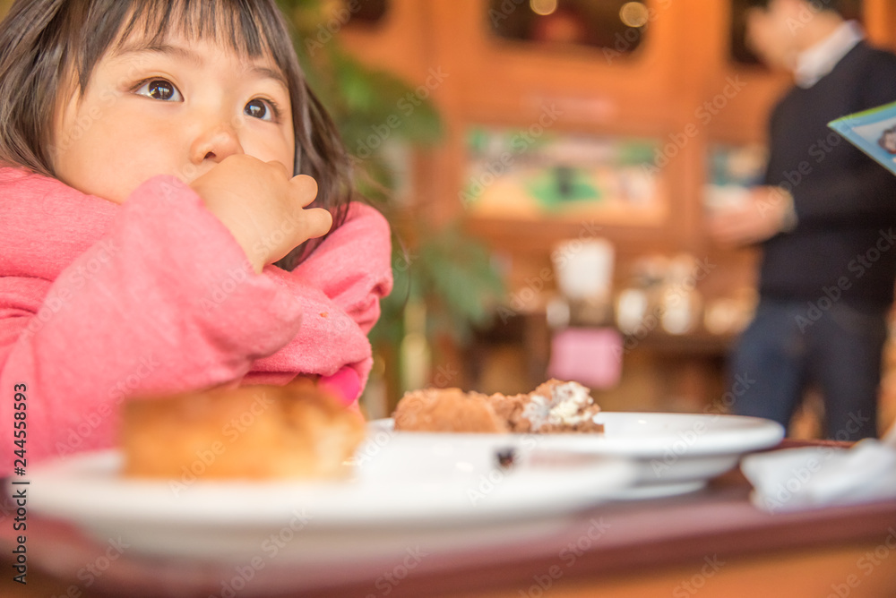 パンを食べる子供 パンを食べる子供