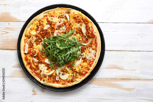 Pizza na cienkim cieście. Smakowita pizza z warzywami podana na blaszce.