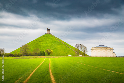 Obraz na płótnie Famous Lion's Mound memorial site at the battlefield of Waterloo with dark clouds, Belgium w salonie