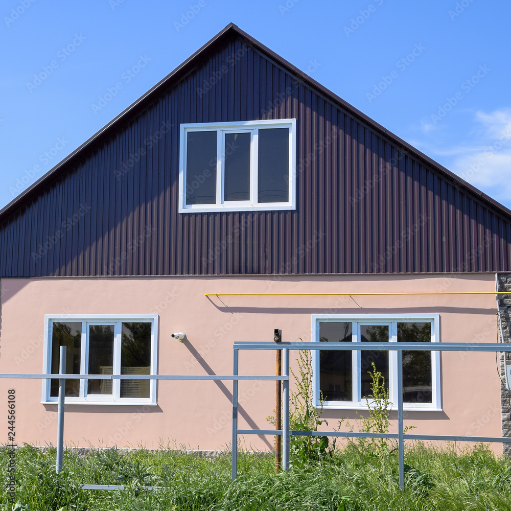 The roof of corrugated sheet on the houses