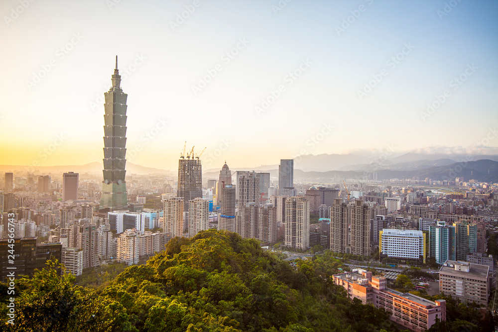 Fototapeta premium Scena budynku Taipei 101 i Tajpej Tajwan 14 grudnia 2017 r. Zdjęcie zostało zrobione ze szczytu Elephant Mountain w Tajpej