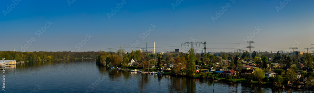 Panoramablick über die Industrieanlagen und Kleingärten am Ufer der Spree in Berlin-Oberschöneweide - Panorama aus 8 Einzelbildern
